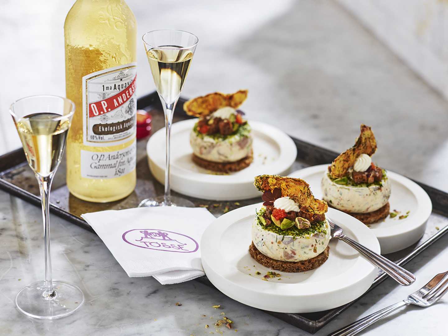 Smörgåstårta med gubbröra och O.P. Anderson