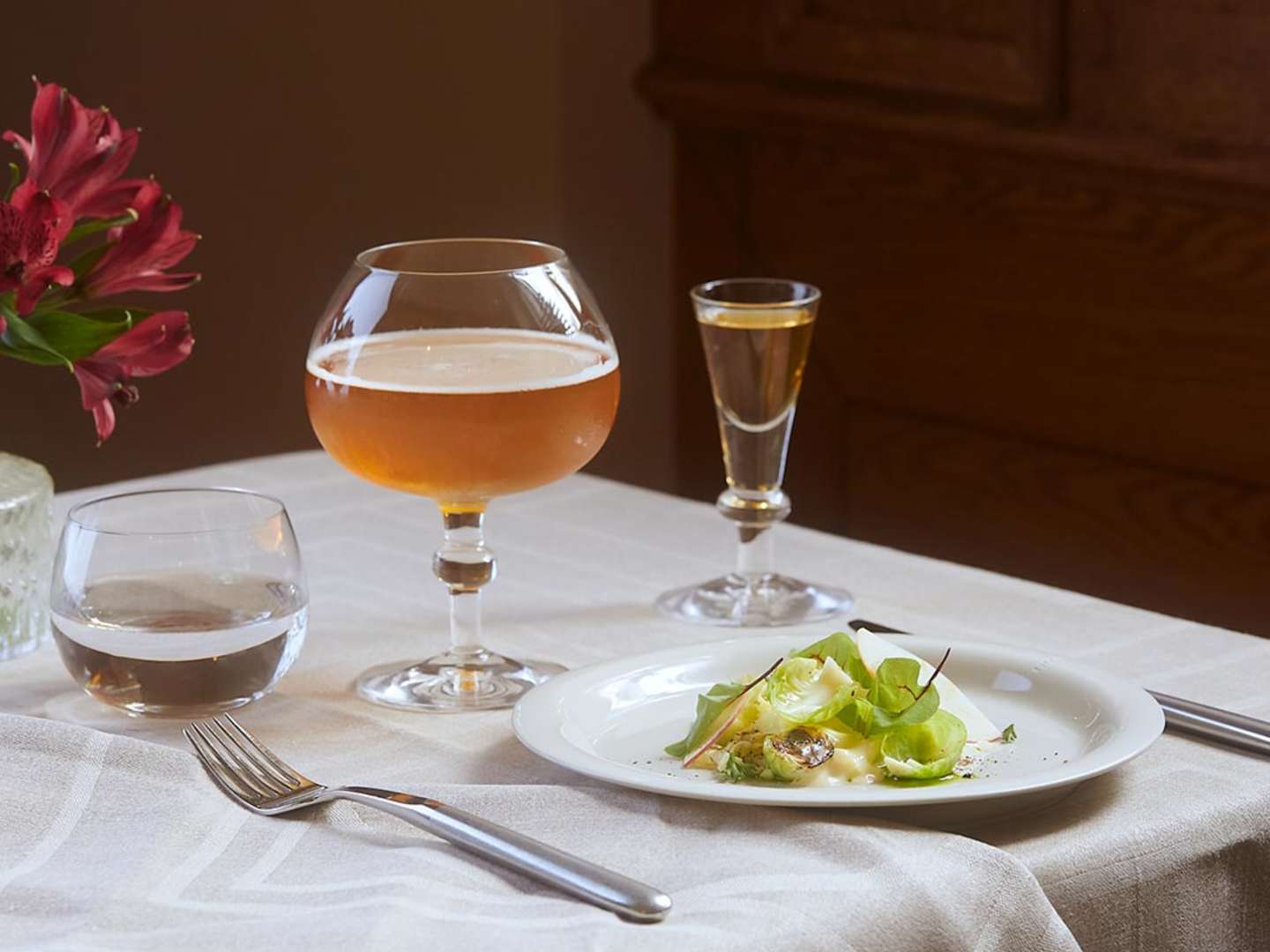 Spetskål med äpple, brysselkål och kryddpeppar