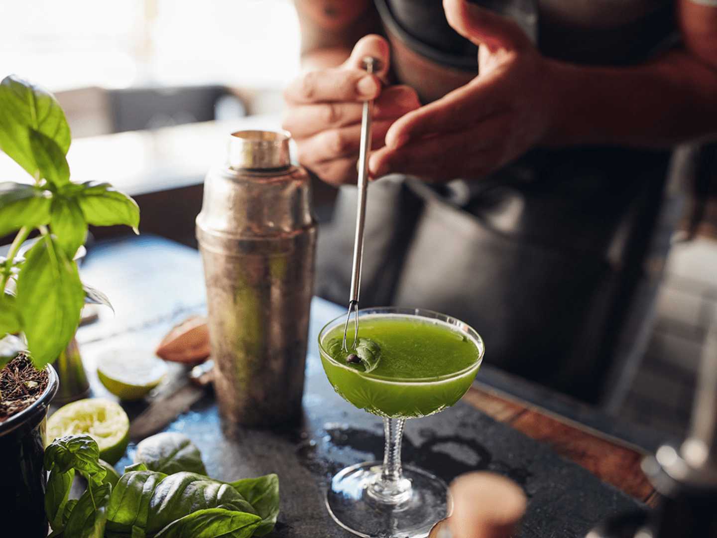 Bartender som blandar drink