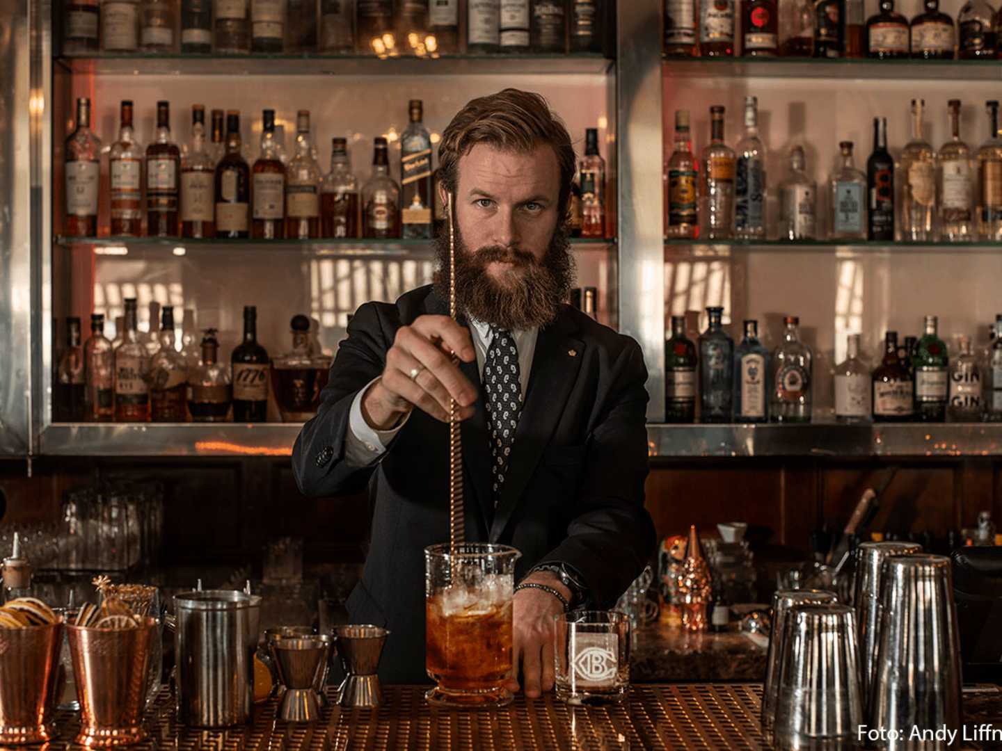 Bartender Emil Åreng i Cadierbaren