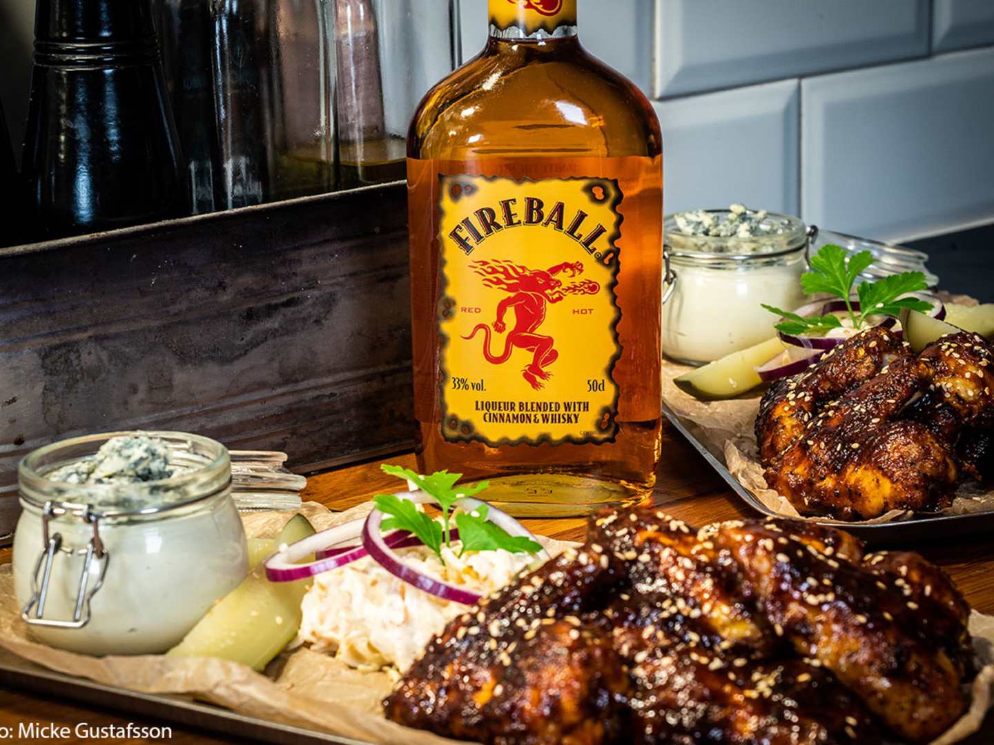 Fireballglaserade kycklingvingar med coleslaw och blue cheese dip