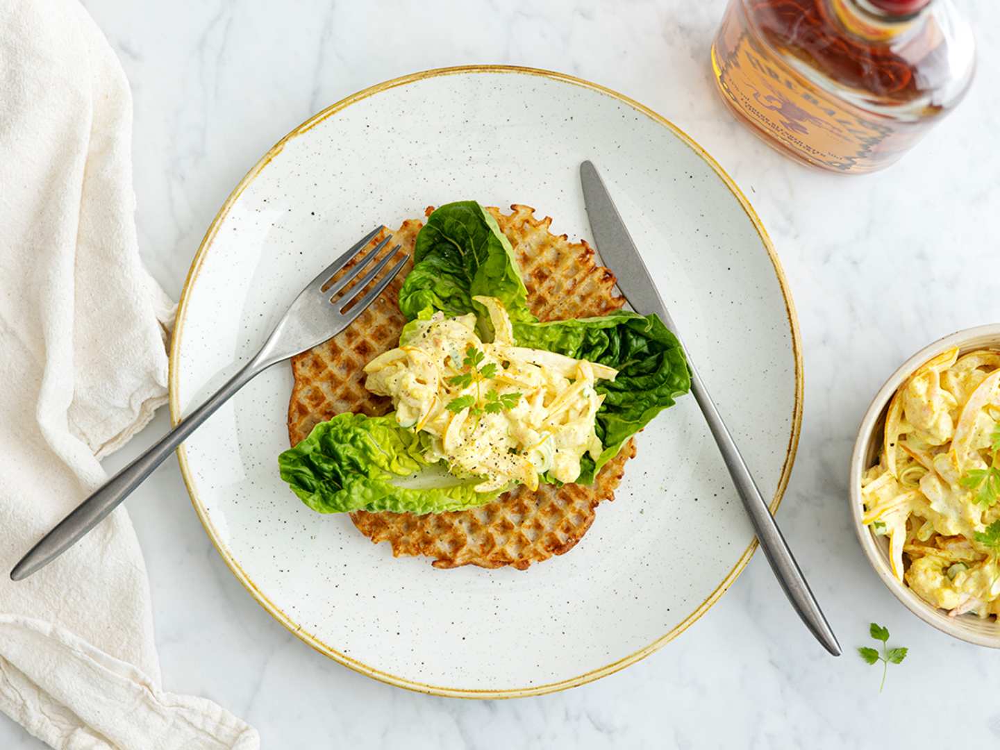 Våffla med curryräkor och fireballflaska