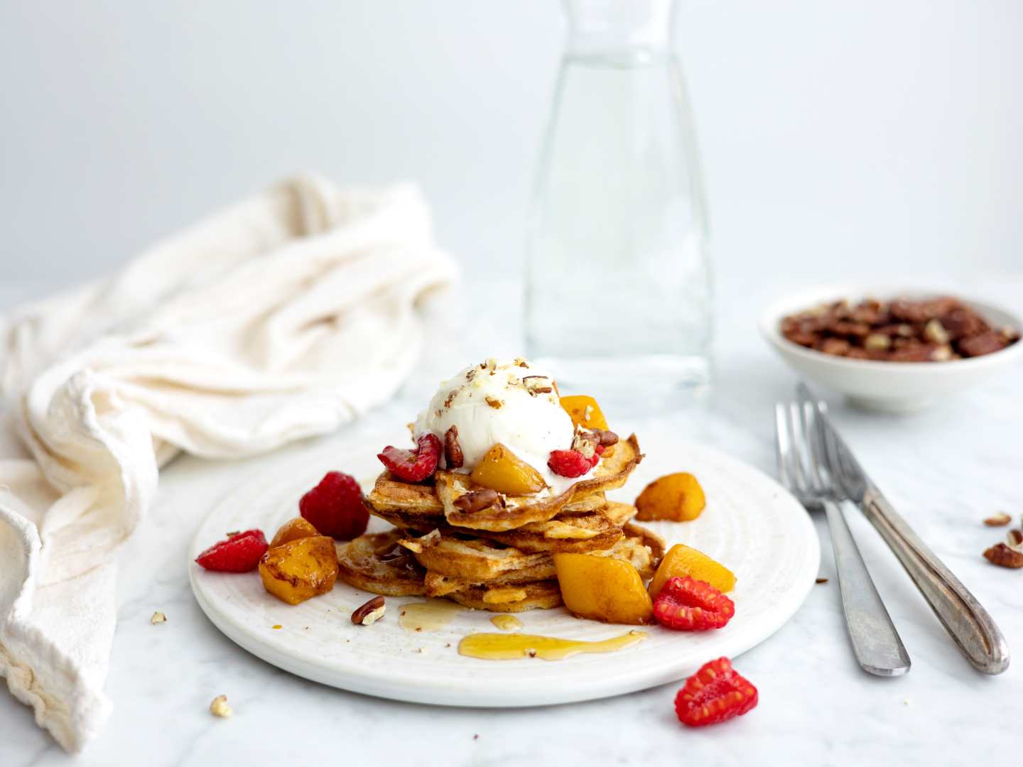 Fireballvåffla med persikor och hallon