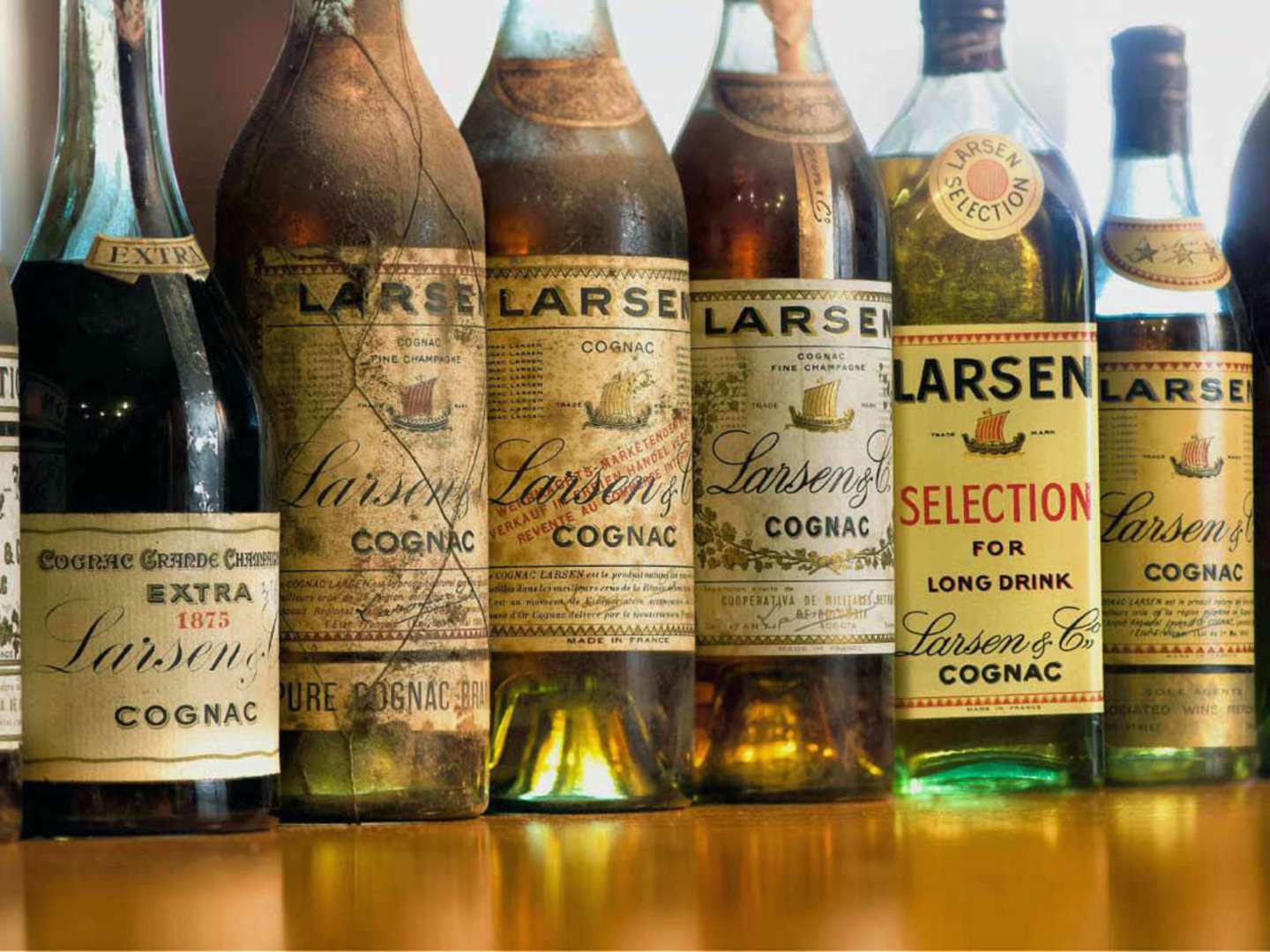 Samling av gamla flaskor Larsen Cognac
