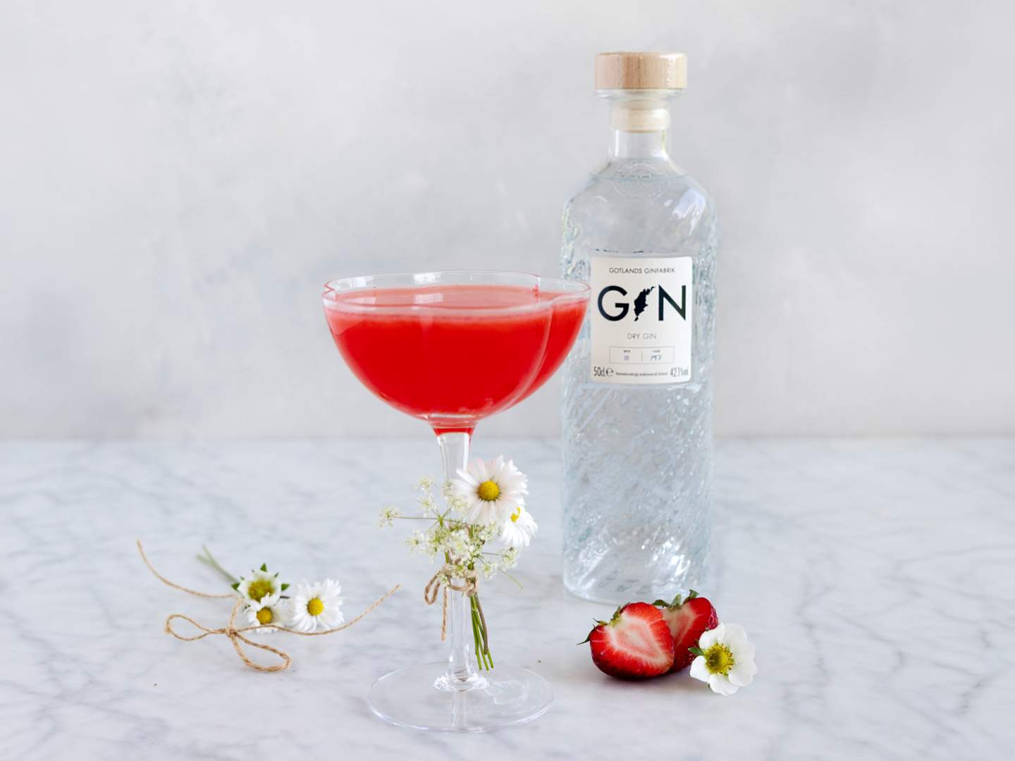 Gotland strawberry summer smash med Gotlands Gin.