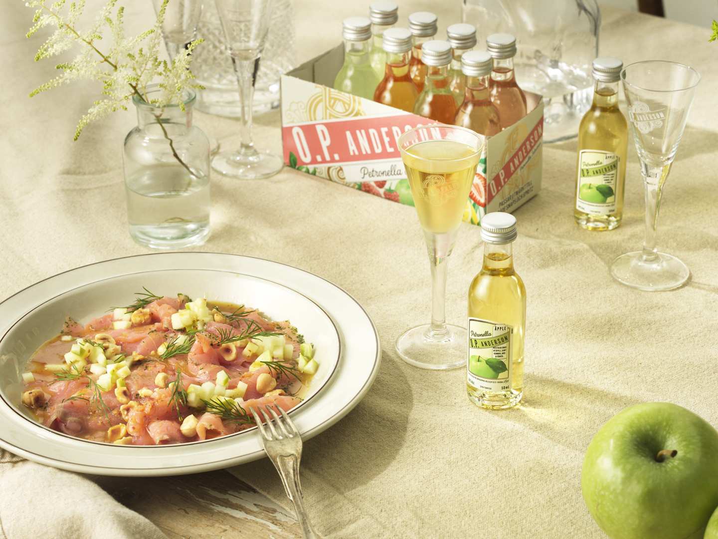 Gravad lax med äppelsås.