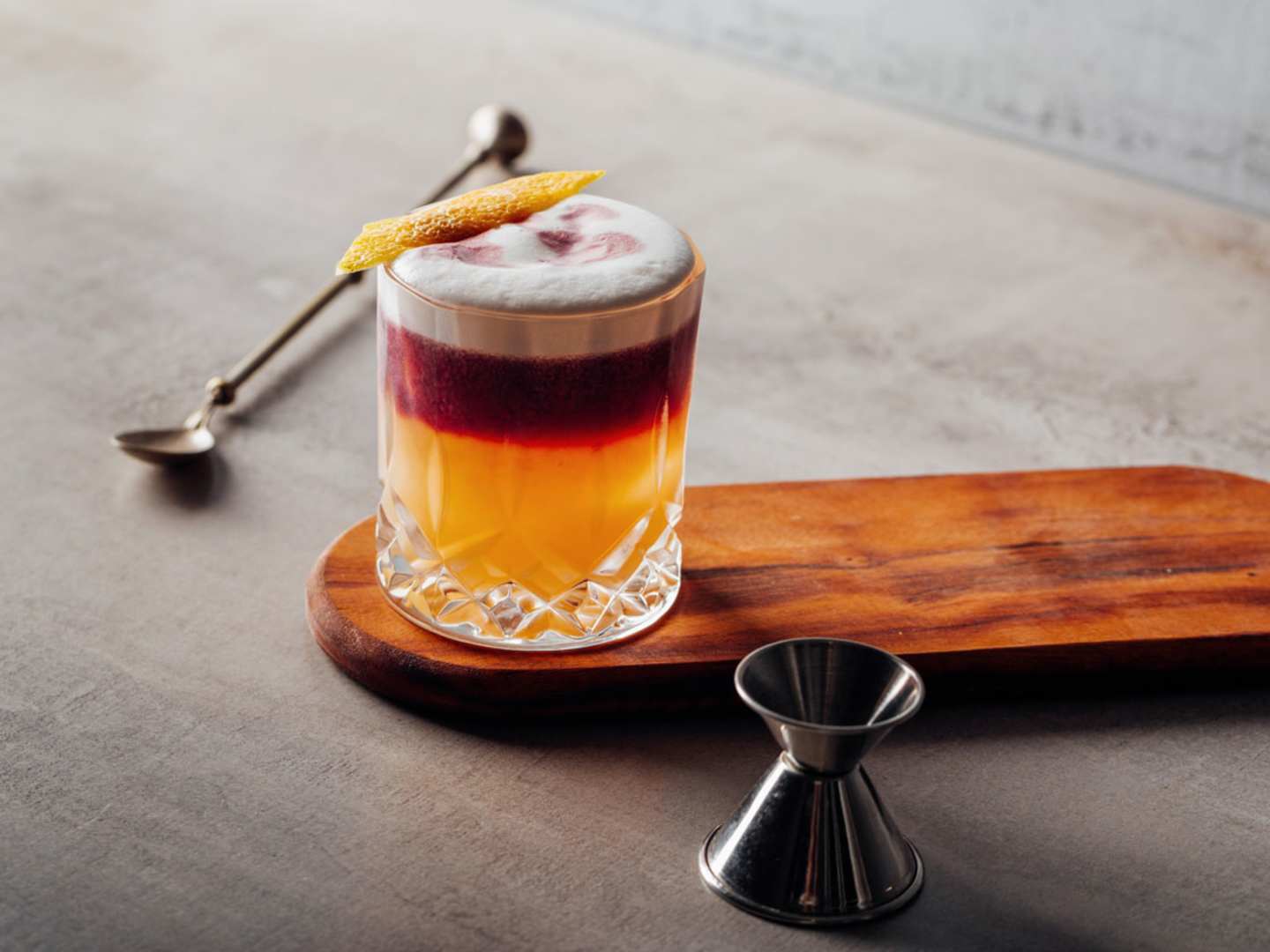 New York Sour på en träbräda.