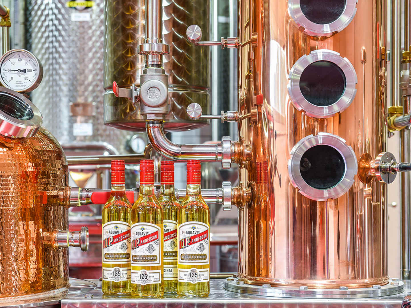 O.P Anderson flaskor på destilleriet