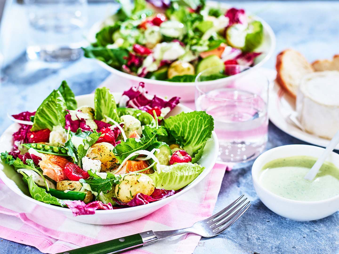 Sommarsallad med färskpotatis, varmrökt lax, hallon och getost