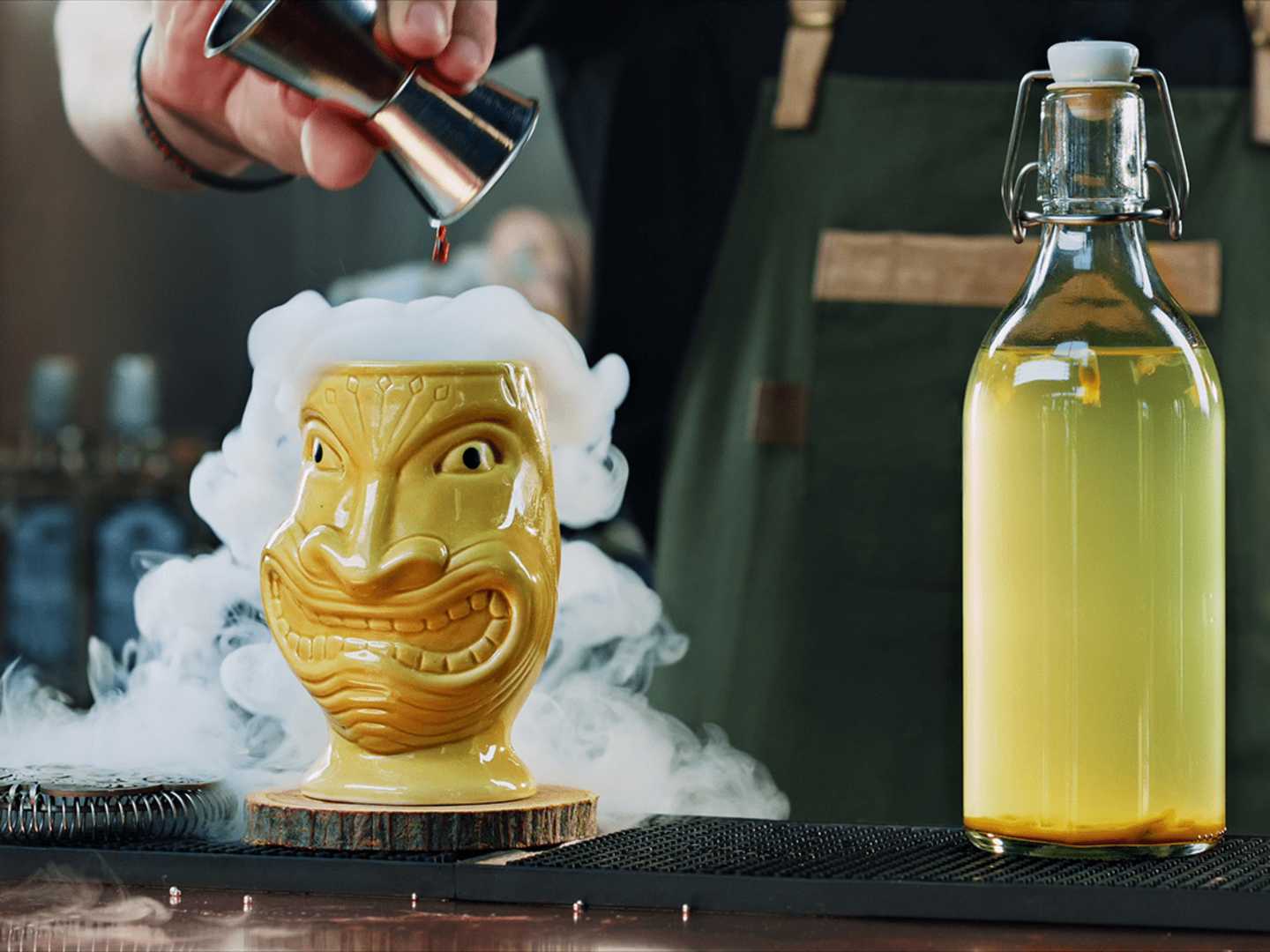 Tiki med tropisk cocktail