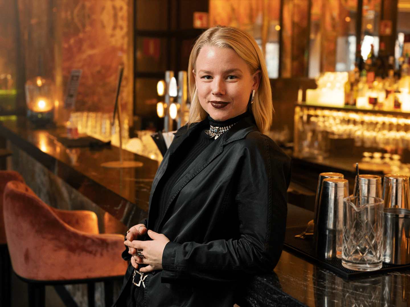 Tina Shine - bartendern sadlar om till präst