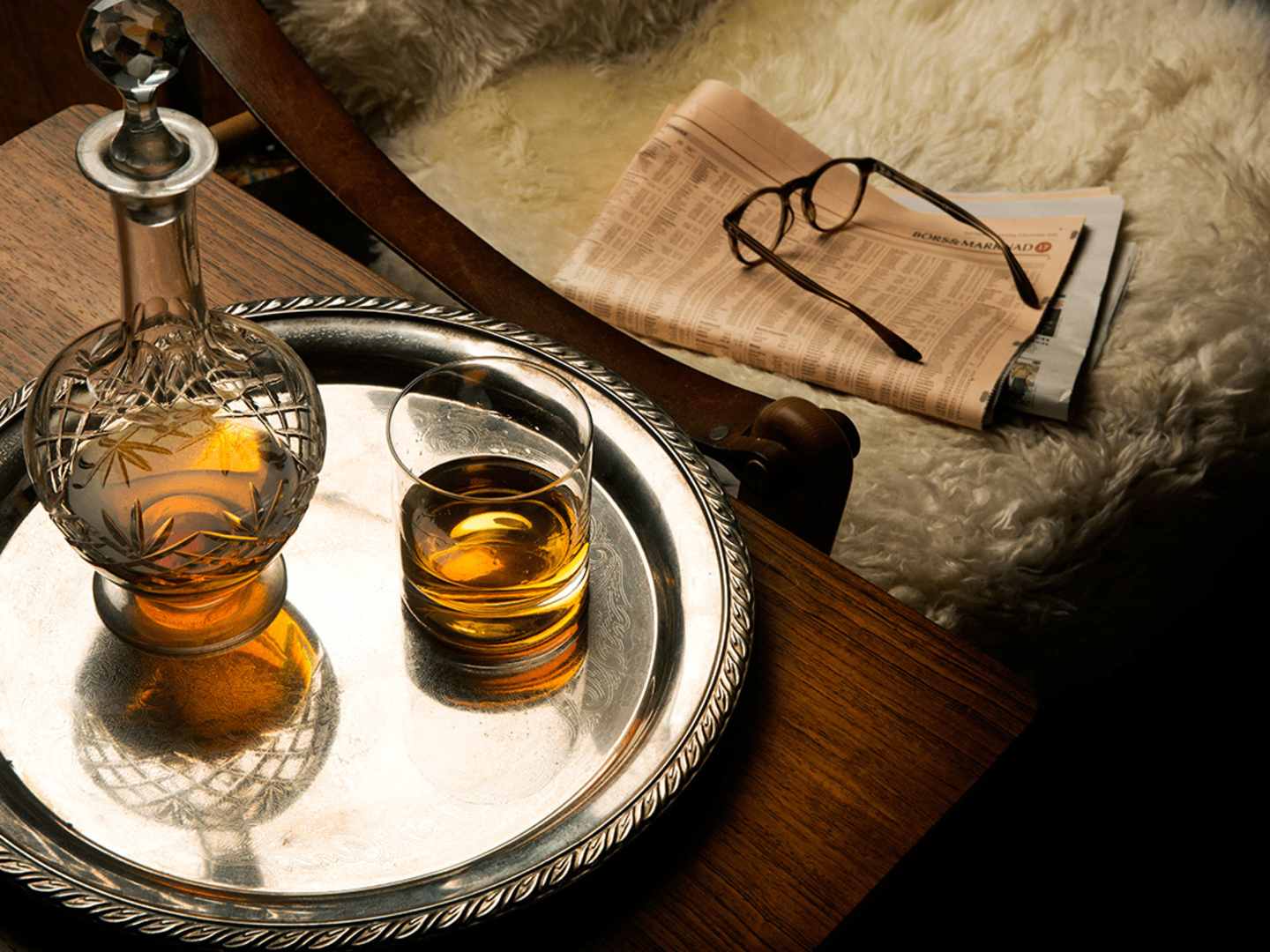 Whisky med karaff på silverbricka