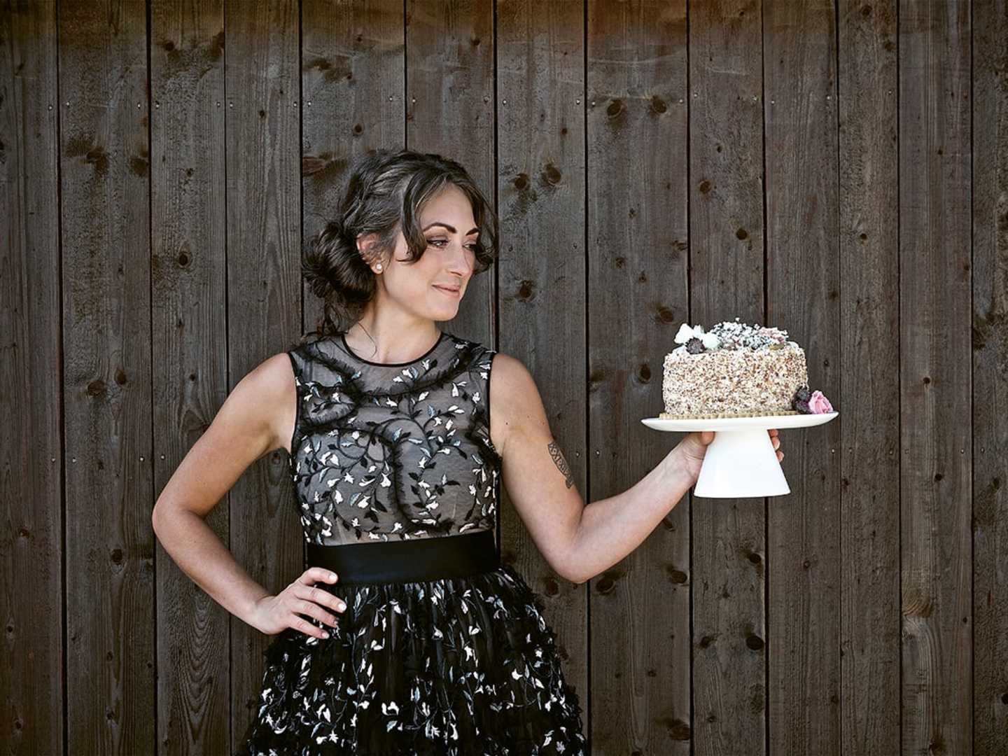 Stephanie Johansson med tårta