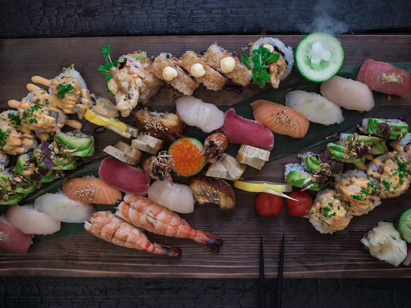 Fat med blandad sushi hos Kasai