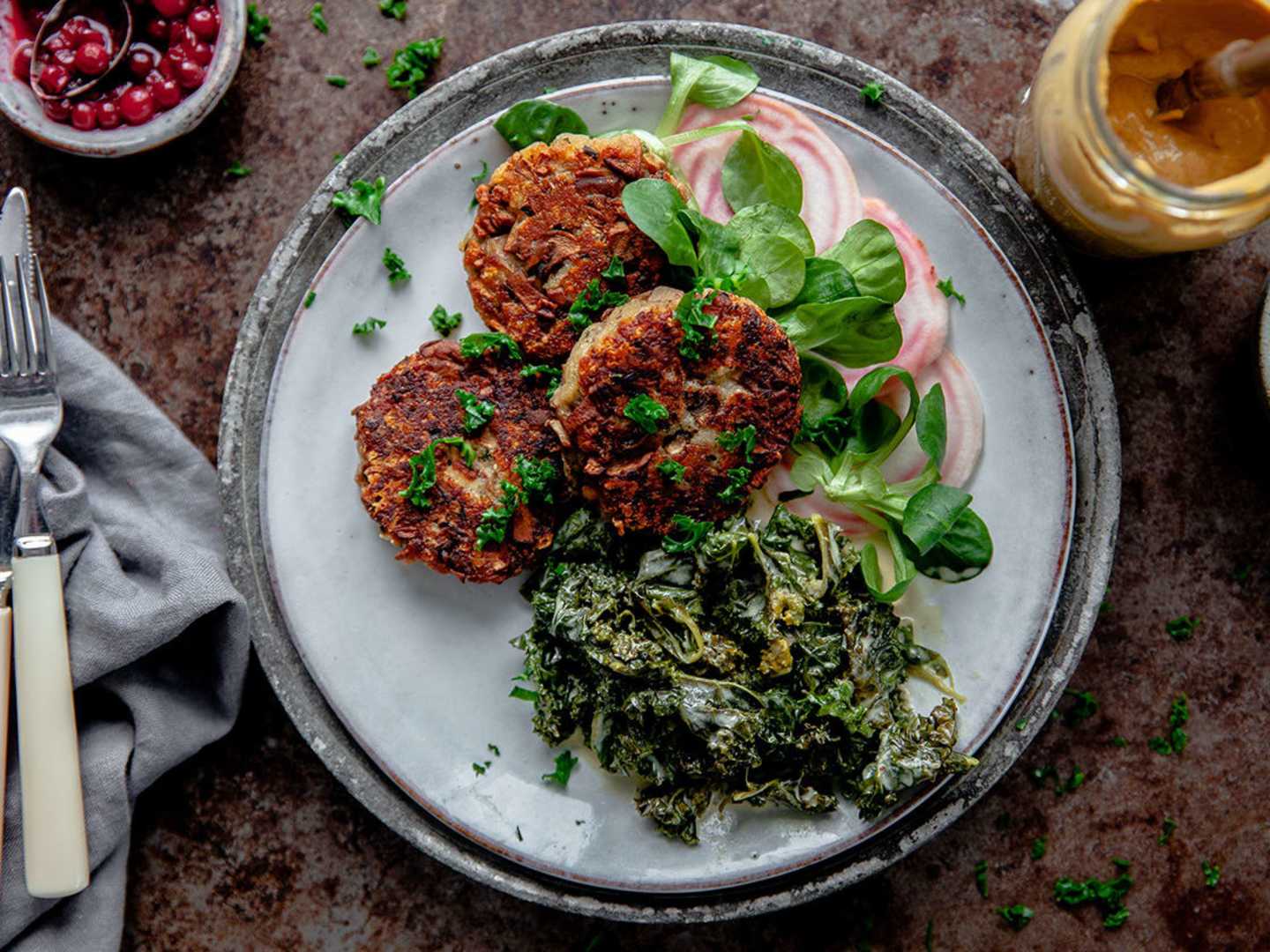 Svampbiffar med gräddstuvad grönkål