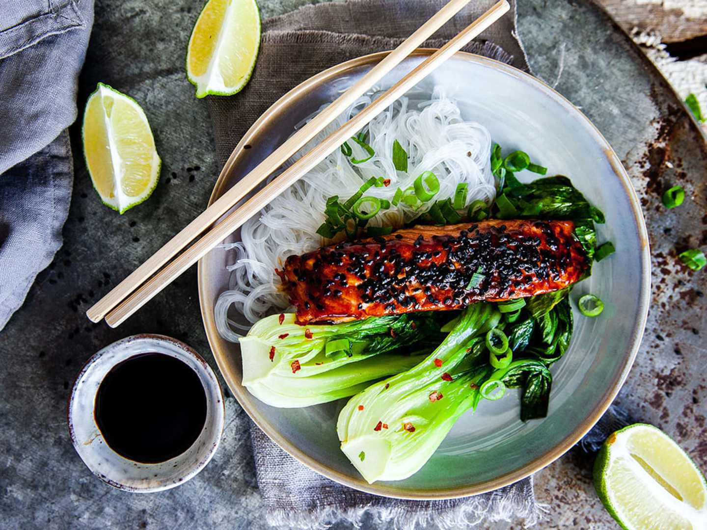 Teriyakimarinerad lax med glasnudlar och stekt pak choi.