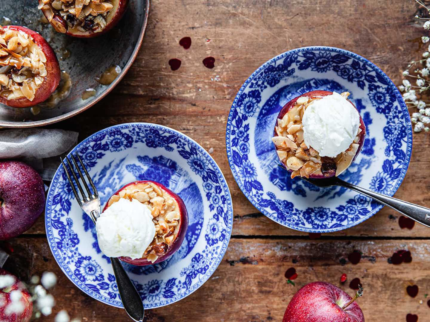 Ugnsbakade äpplen med toscatäcke och vaniljglass.