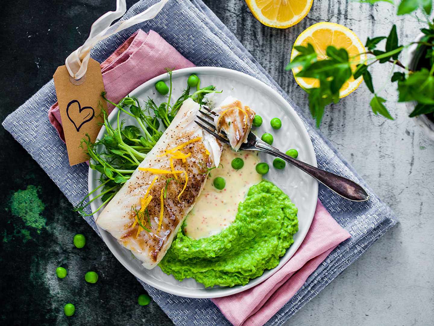 Ugnsbakad torskrygg med ört- och löjromssås