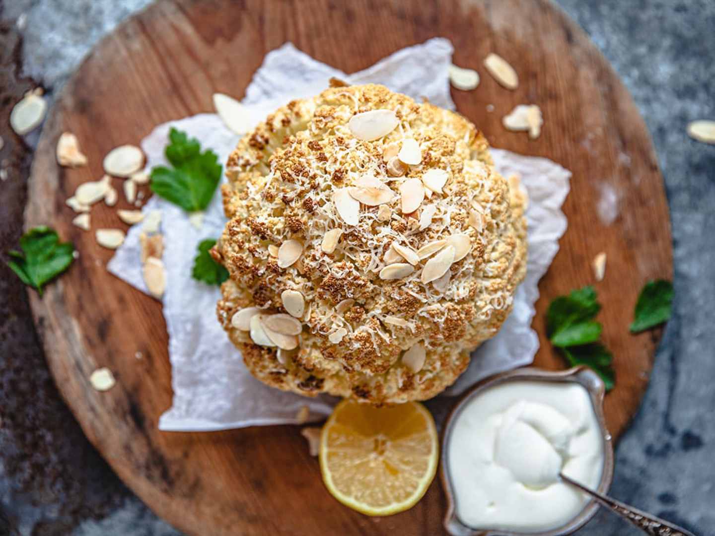 Ugnsrostad blomkål med flagad mandel.