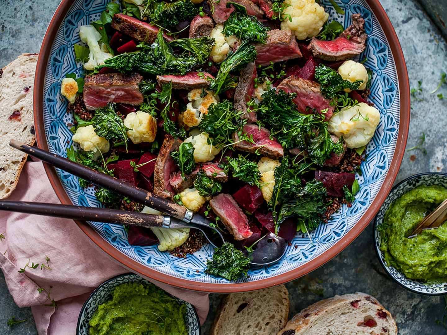 Ugnsrostad blomkålssallad med ryggbiff, grönkålschips och färskostvisp