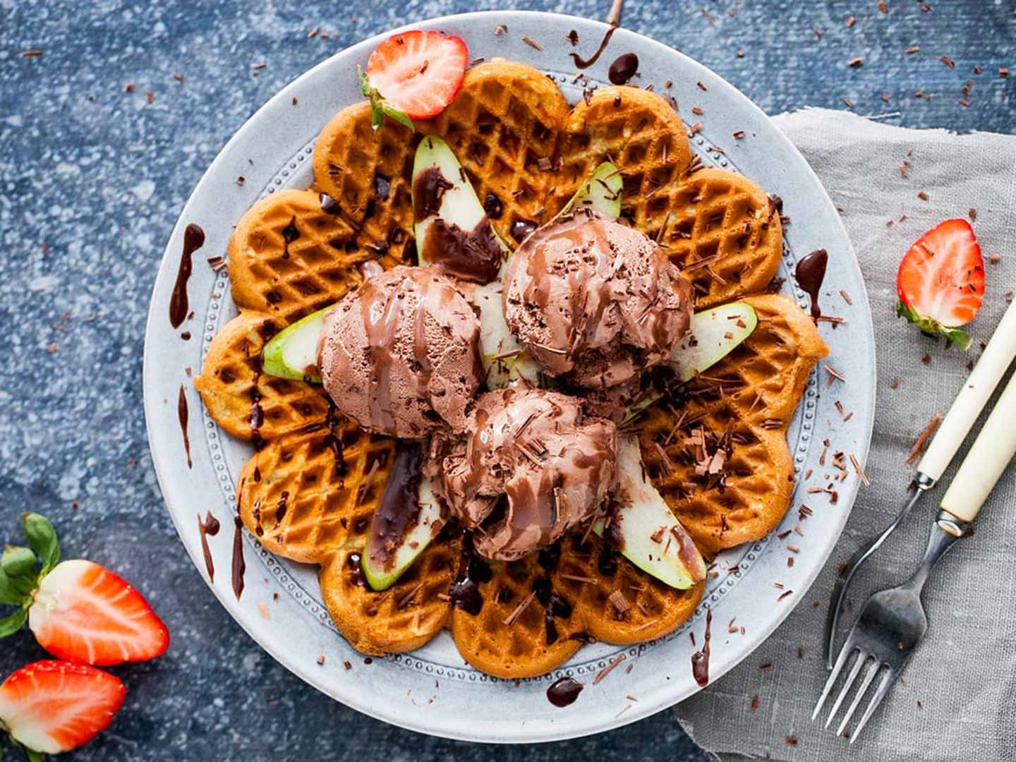 Frasiga våfflor med glass och chokladsås med päronkonjak