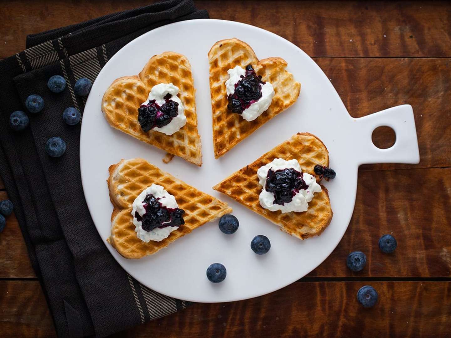 Frasvåfflor med ädelost och blåbär tilltugg till prosecco