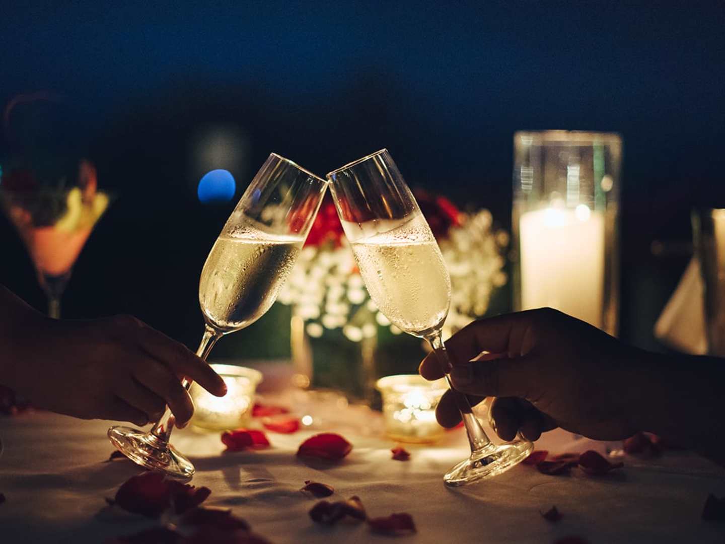 Två skålande champagneglas.