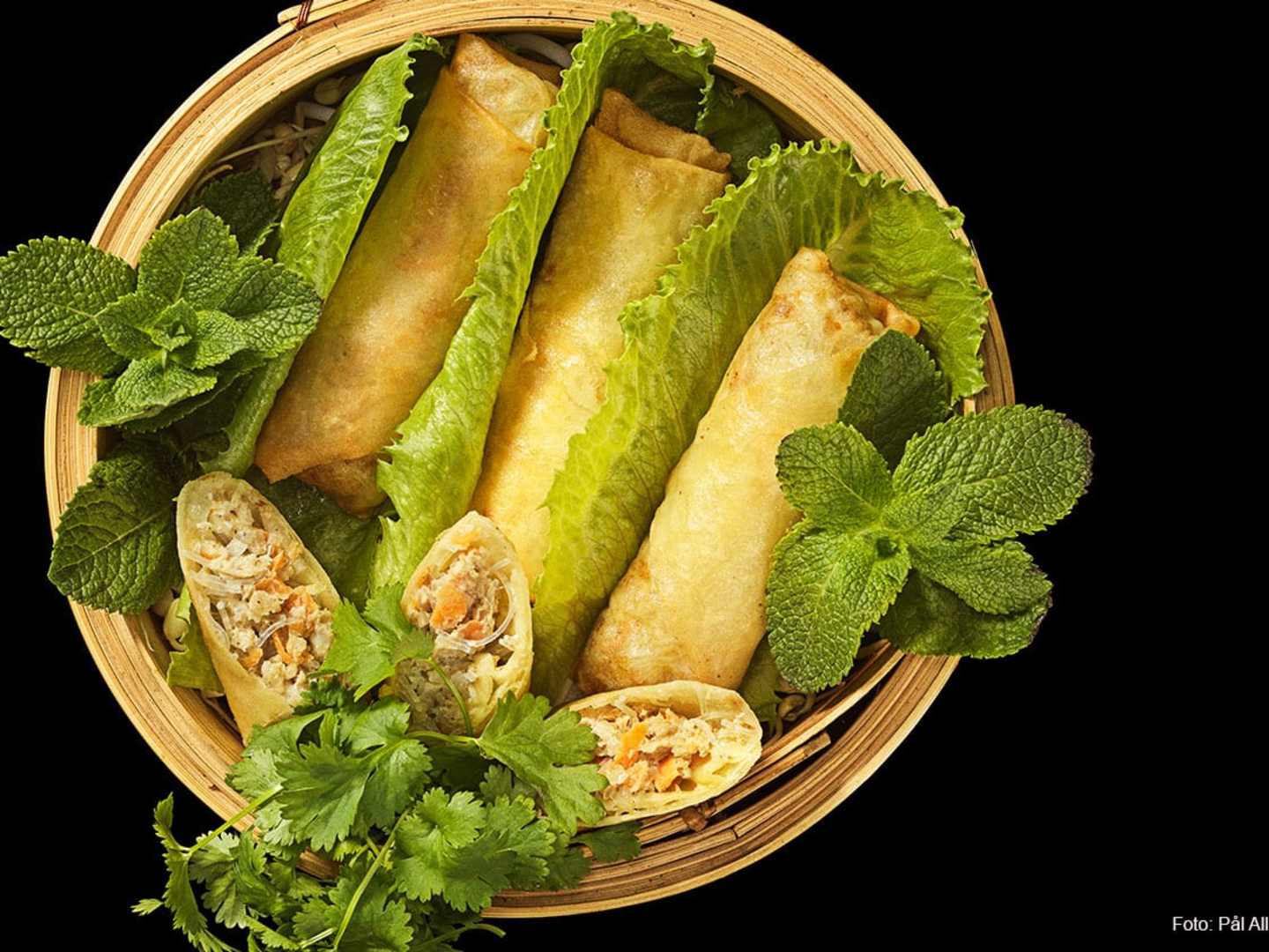 Cha Gio Vårrullar i korg mot svart bakgrund