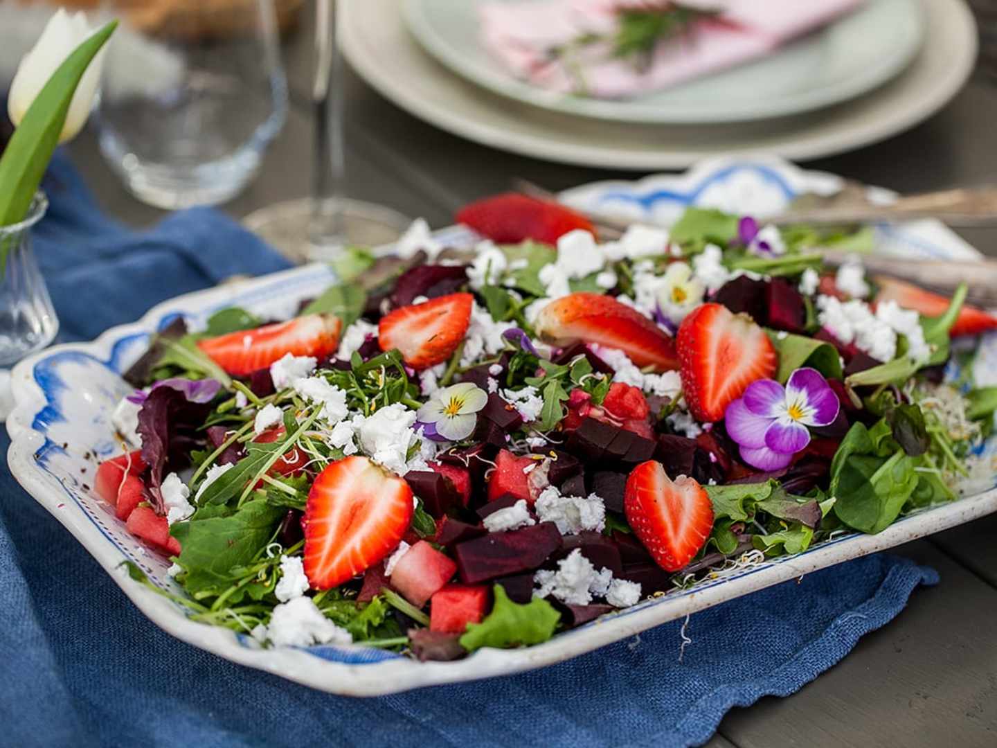 Vårsallad med groddar, rödbetor och fetaost