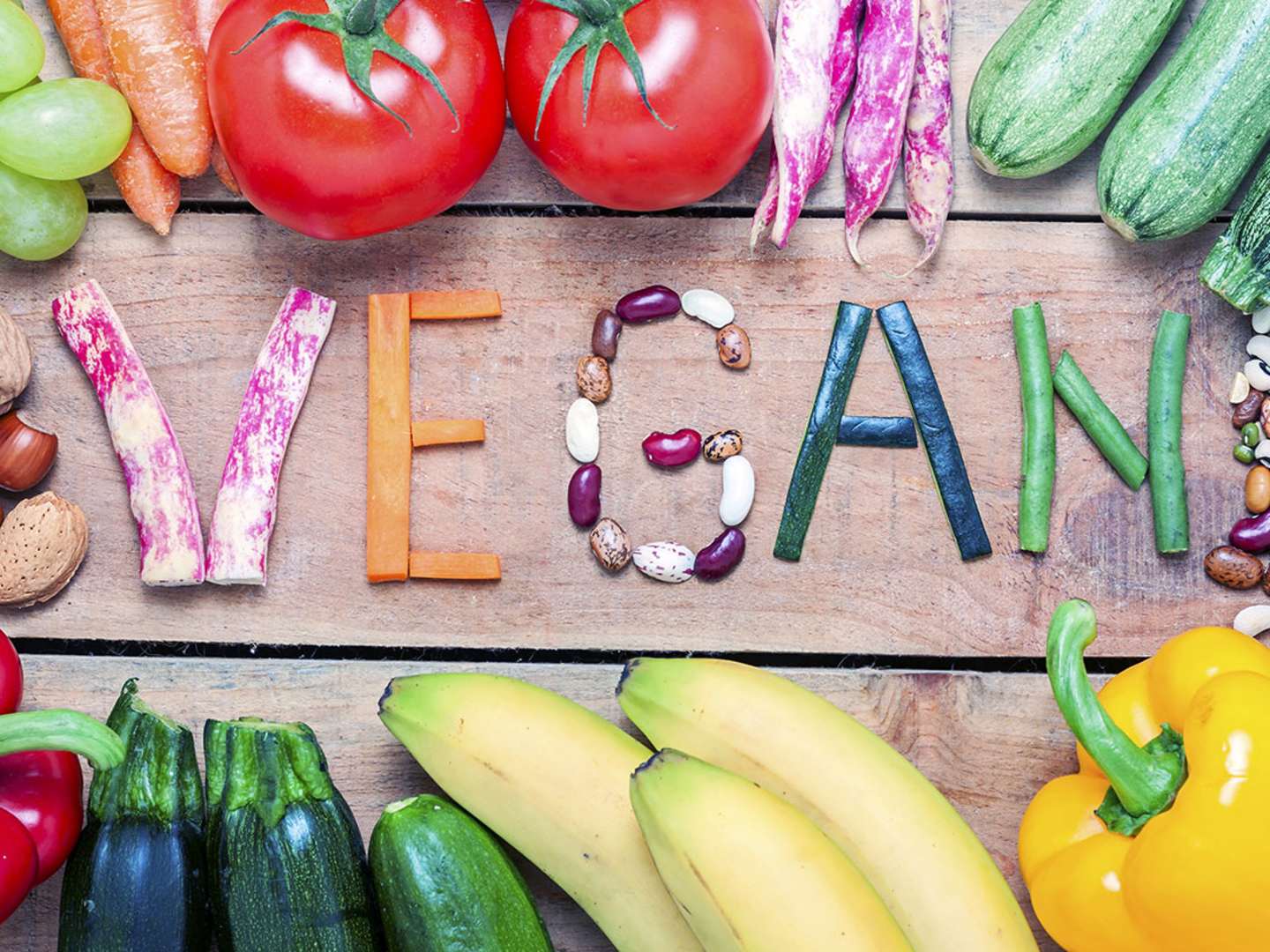 Vegan skrivet med grönsaker och frukt