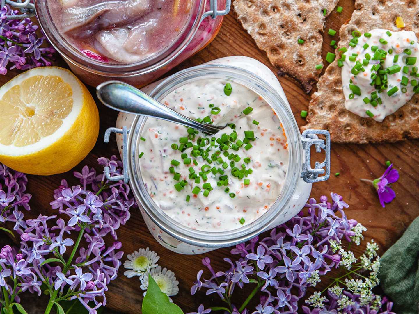 Vegansk skärgårdssill på bord med syréner