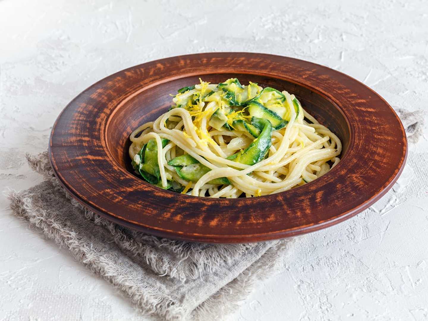Vegetarisk pasta med citron och zucchini