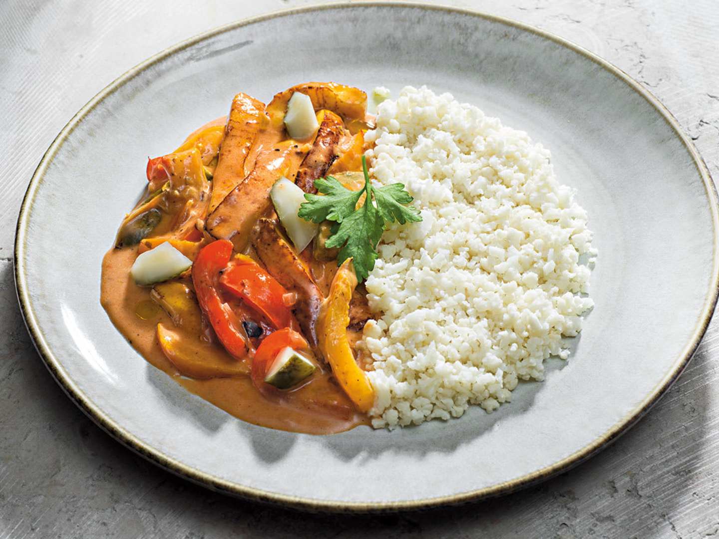 Vegetarisk paprika-stroganoff med halloumi