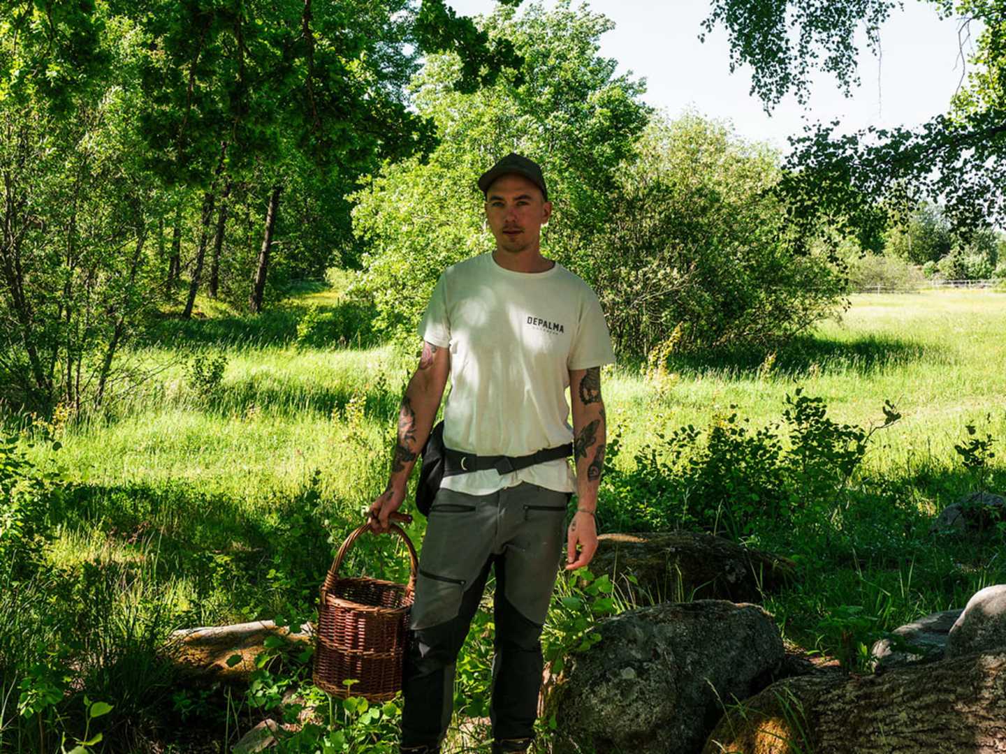 Niki Sjölund i skog