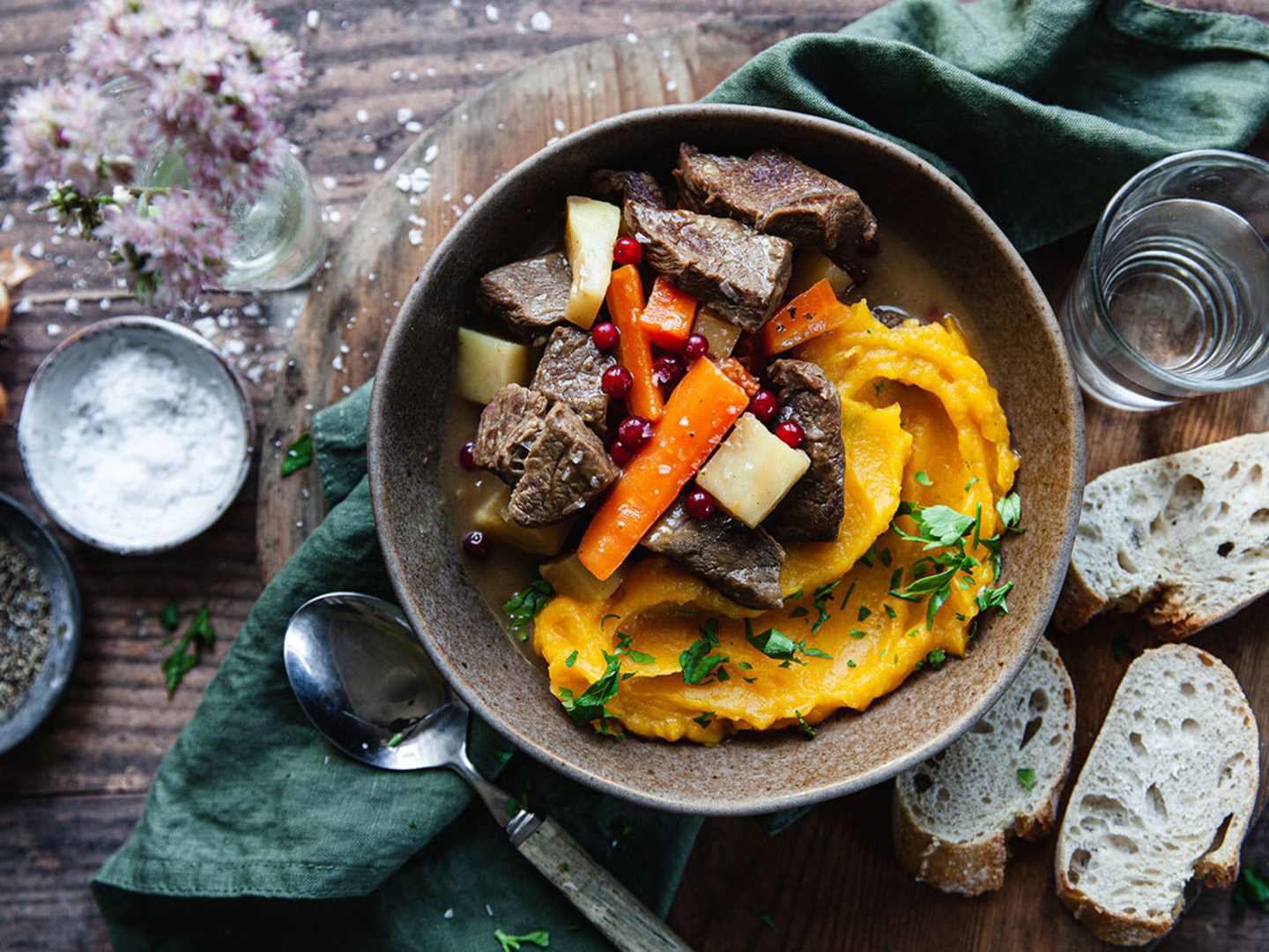 Viltgryta med rotfrukter och pumpapuré