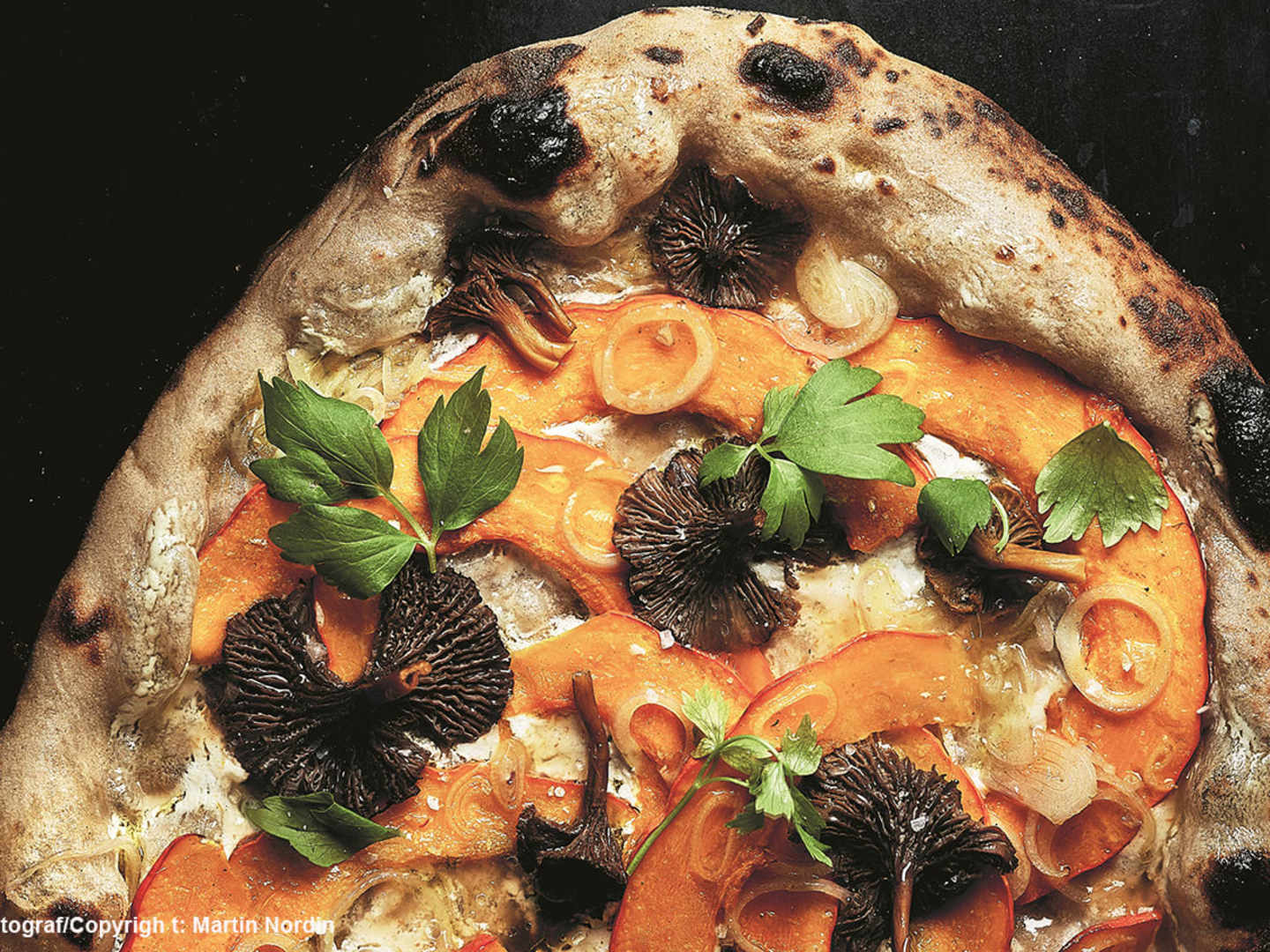 Vit pizza med kantareller och pumpa