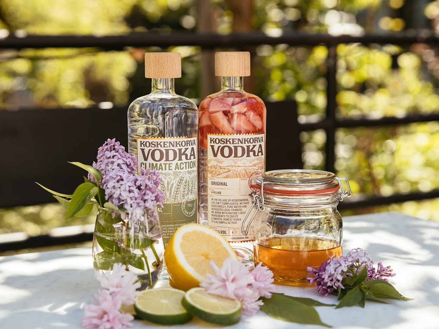 Koskenkorva jordgubblag och talllag på dukat bord