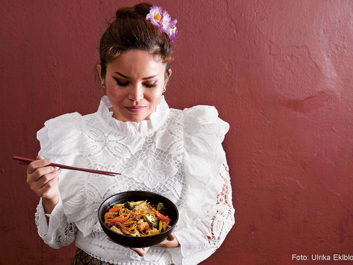 Wichudaporn Chaiyasaeng med nudelrätt