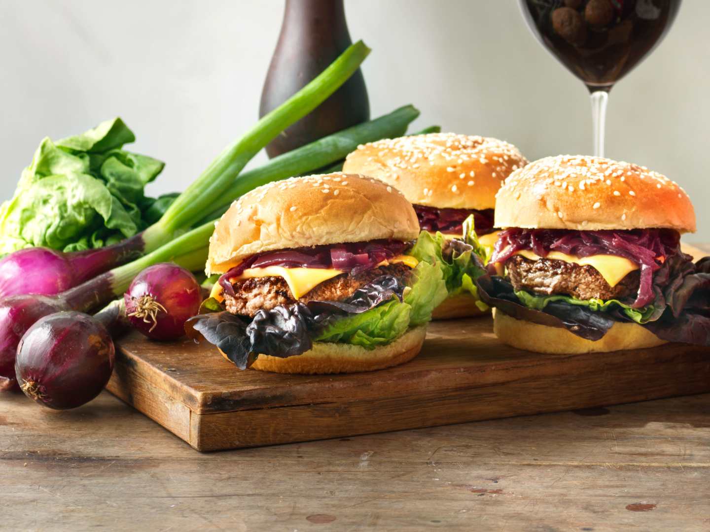 Hamburgare med karamelliserad lök.