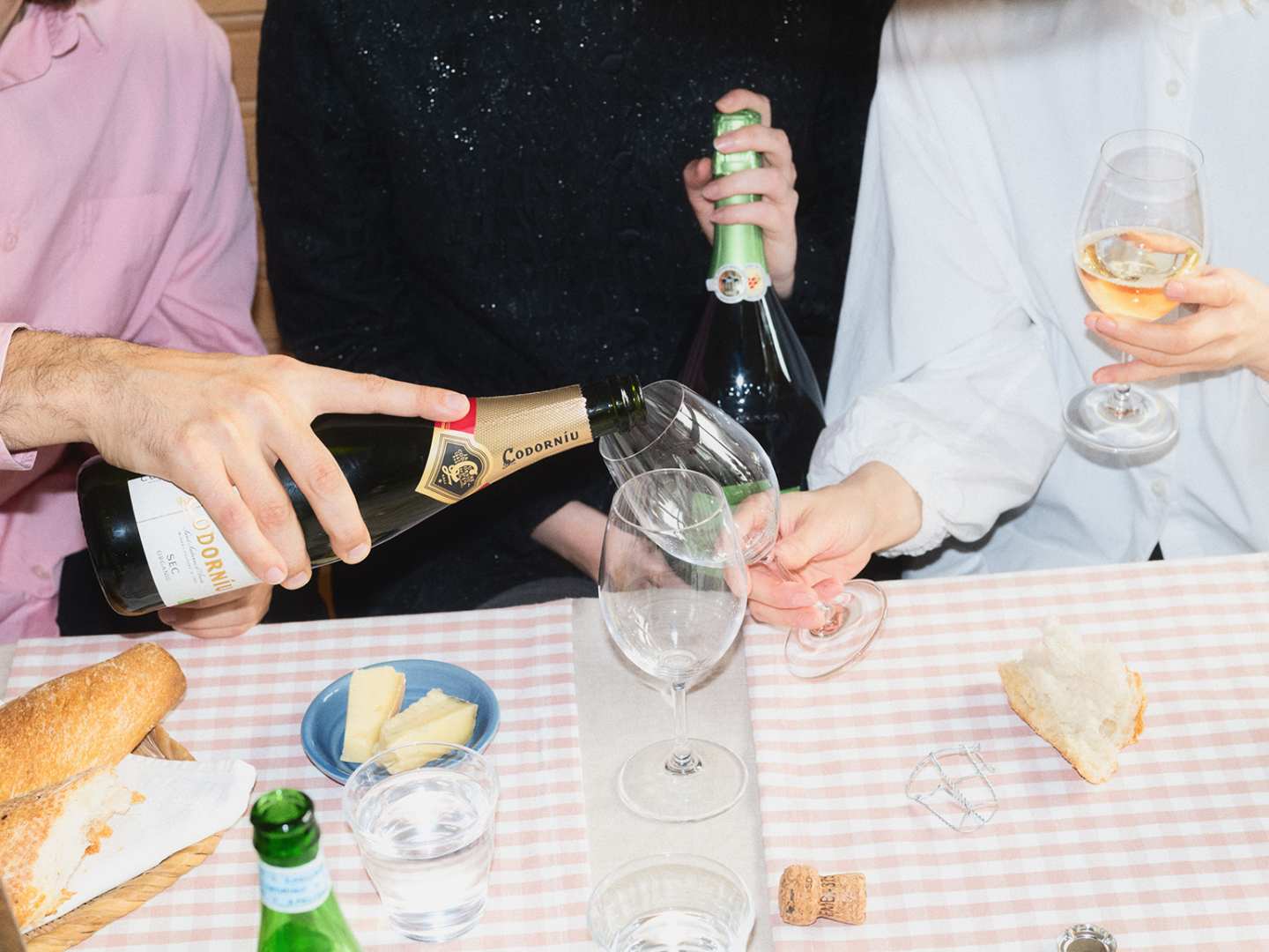 kuohuviinitasting_kaadetaan_viiniä_lasiin