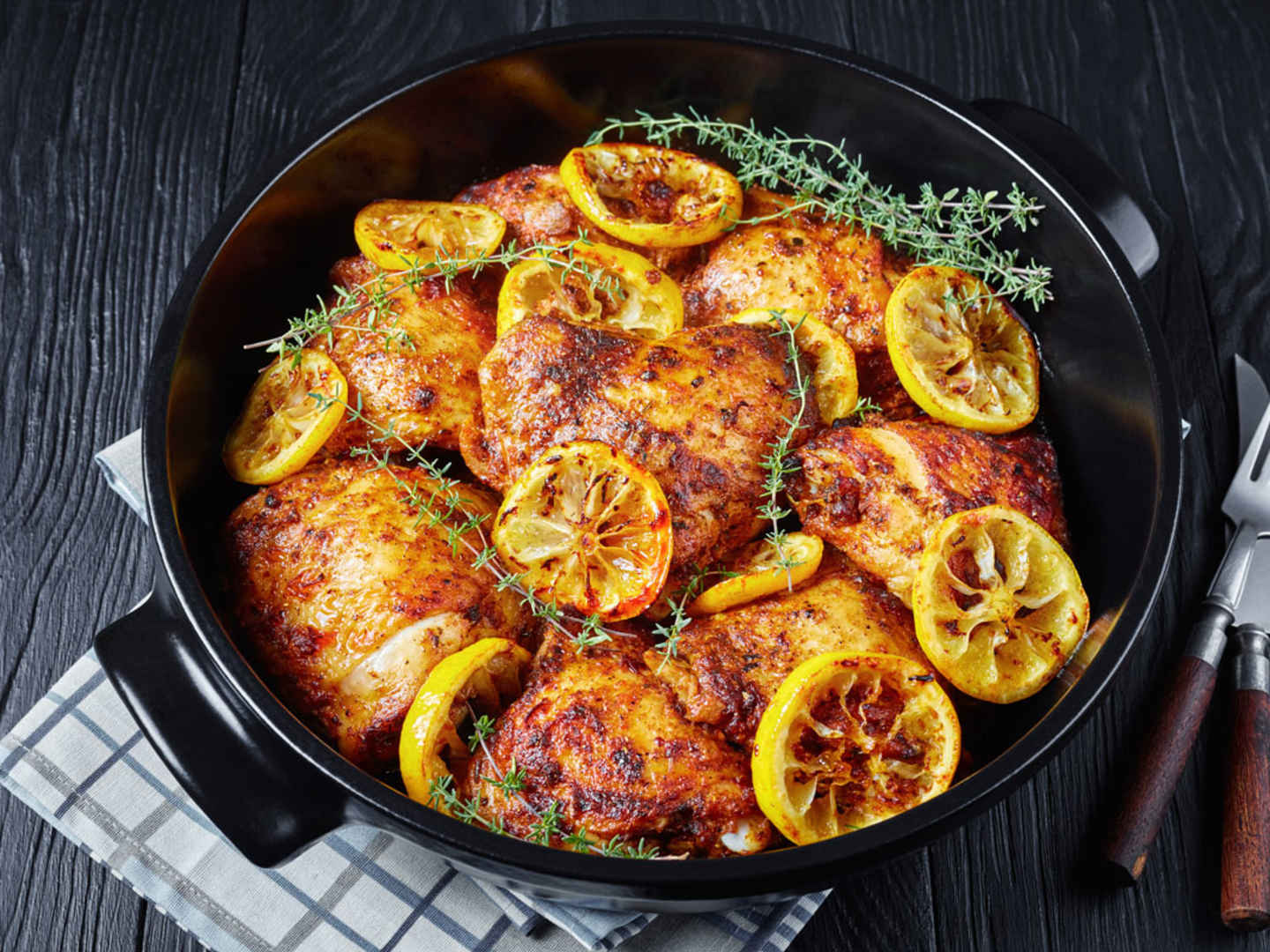 Kycklinglår med citron och timjan i en ugnsform av gjutjärn.