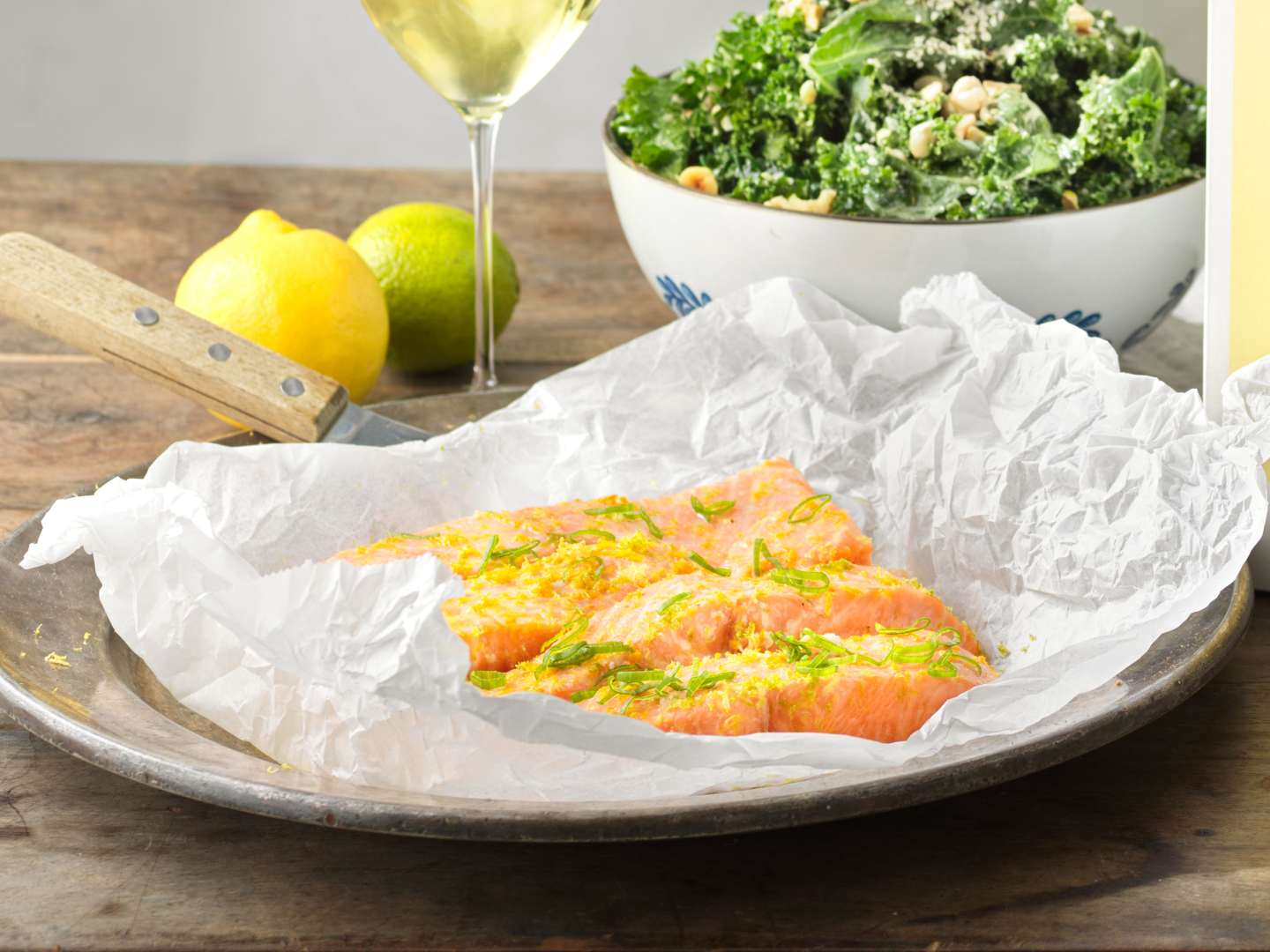 Citrusbakad lax med grönkålssallad.