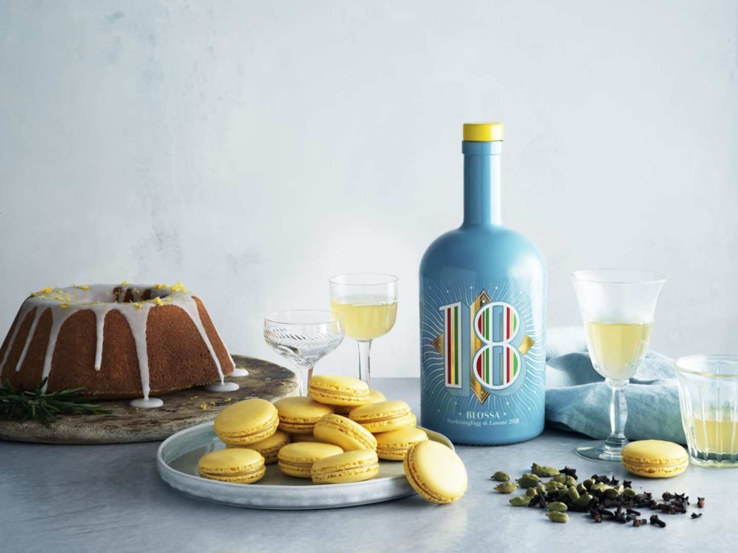 Blossa 18 ja macarons-leivoksia