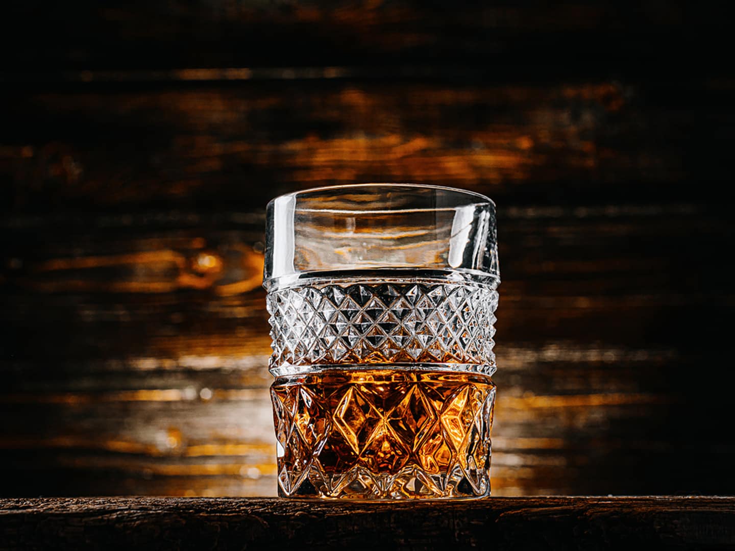 Whiskyglas mot träbakgrund