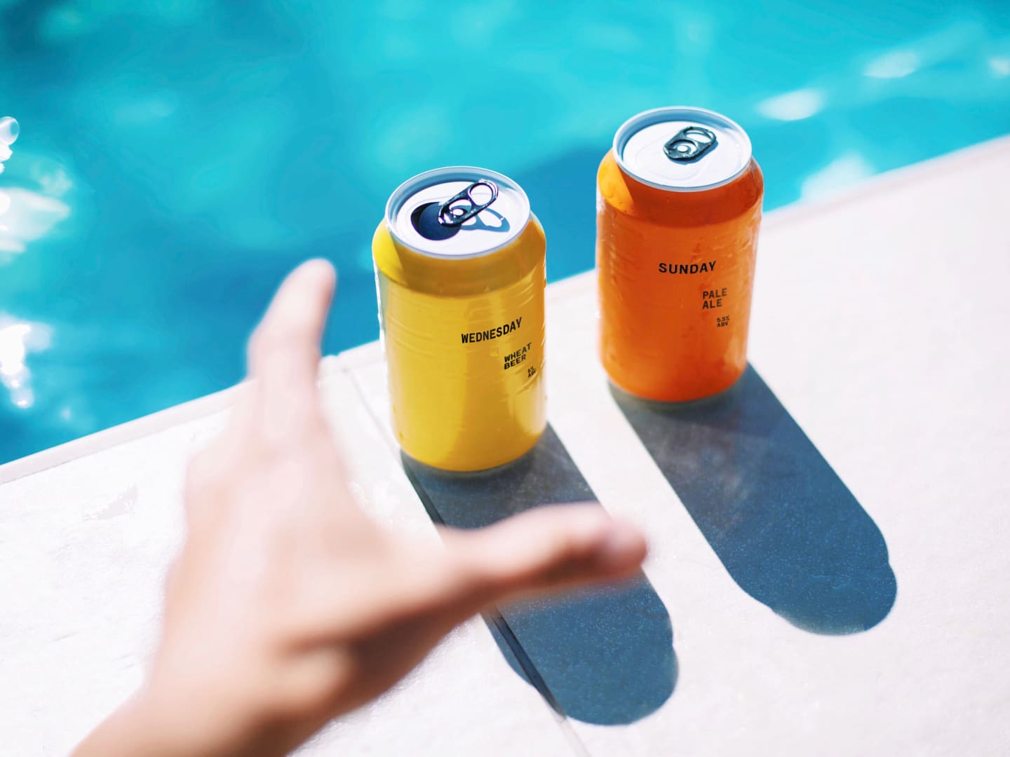 AND Union Wednesday & Sunday oluttölkit uima-altaan reunalla