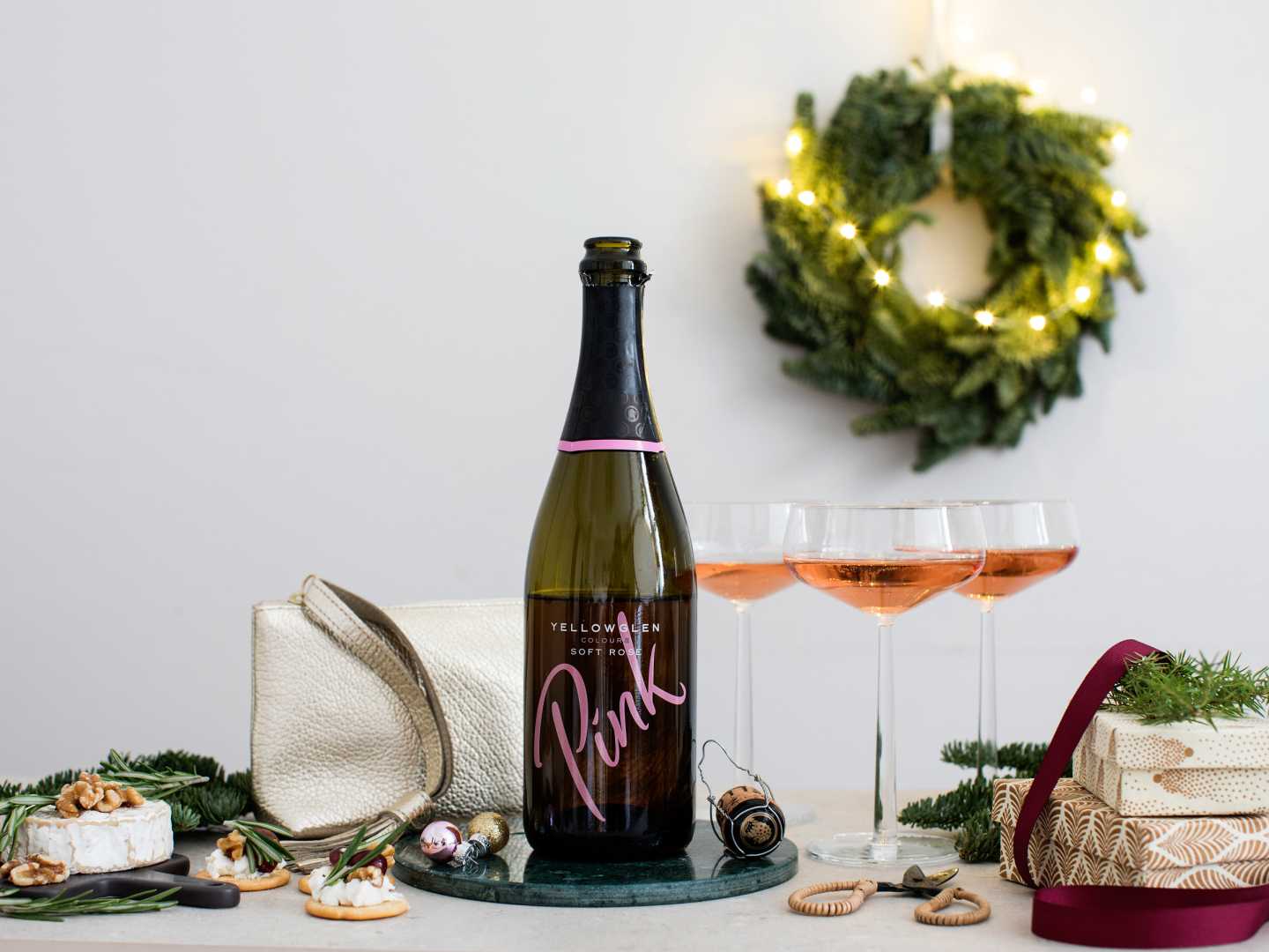 Yellowglen viinipullo ja viinilasit