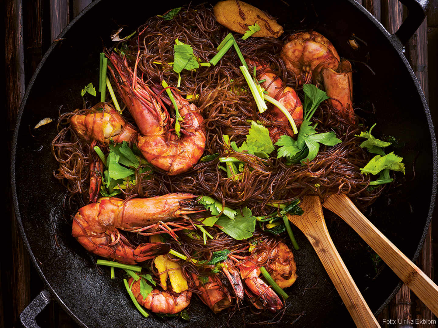 Thaiwok med glasnudlar och räkor