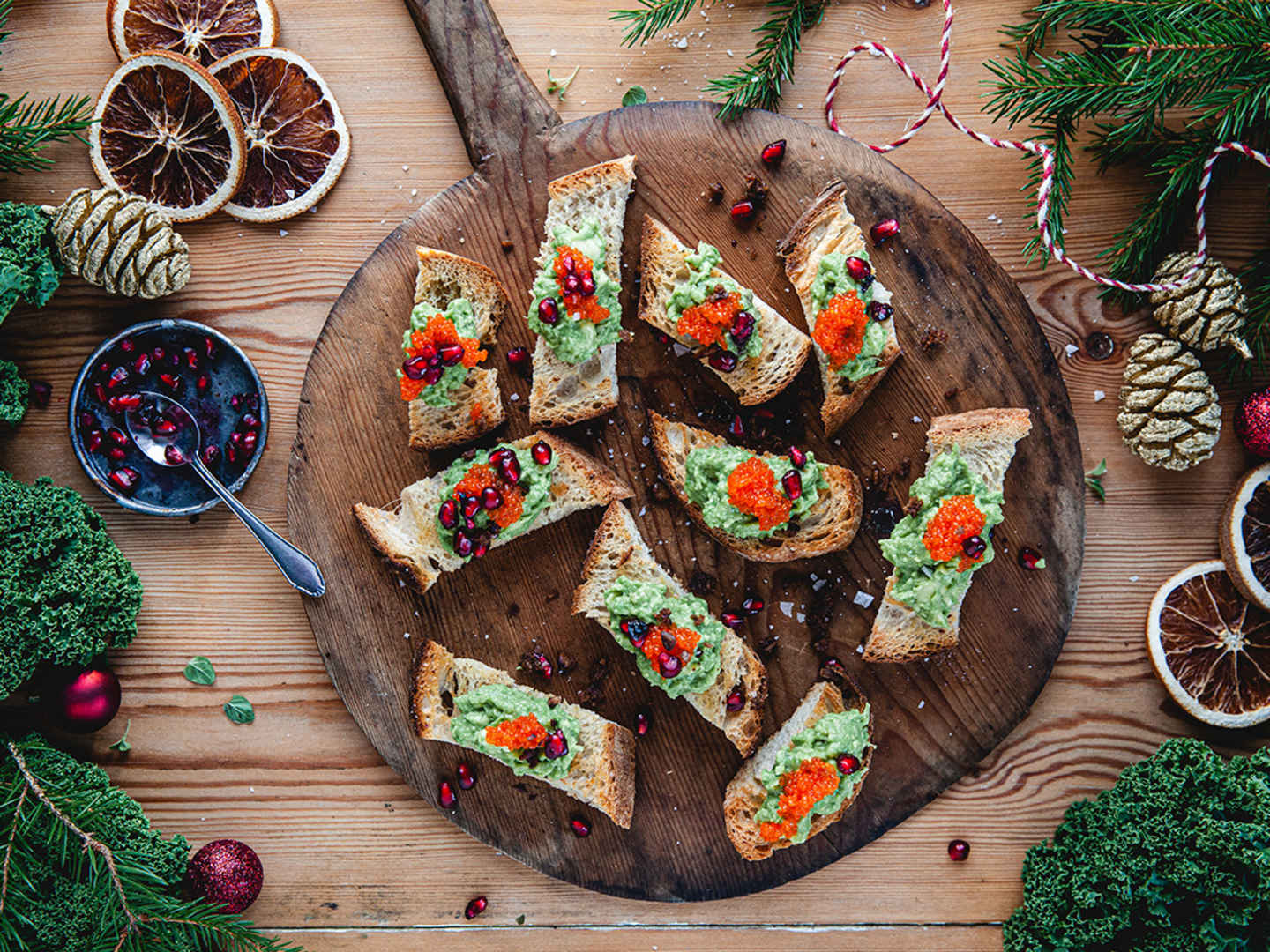 Surdegssnittar med avokadoröra