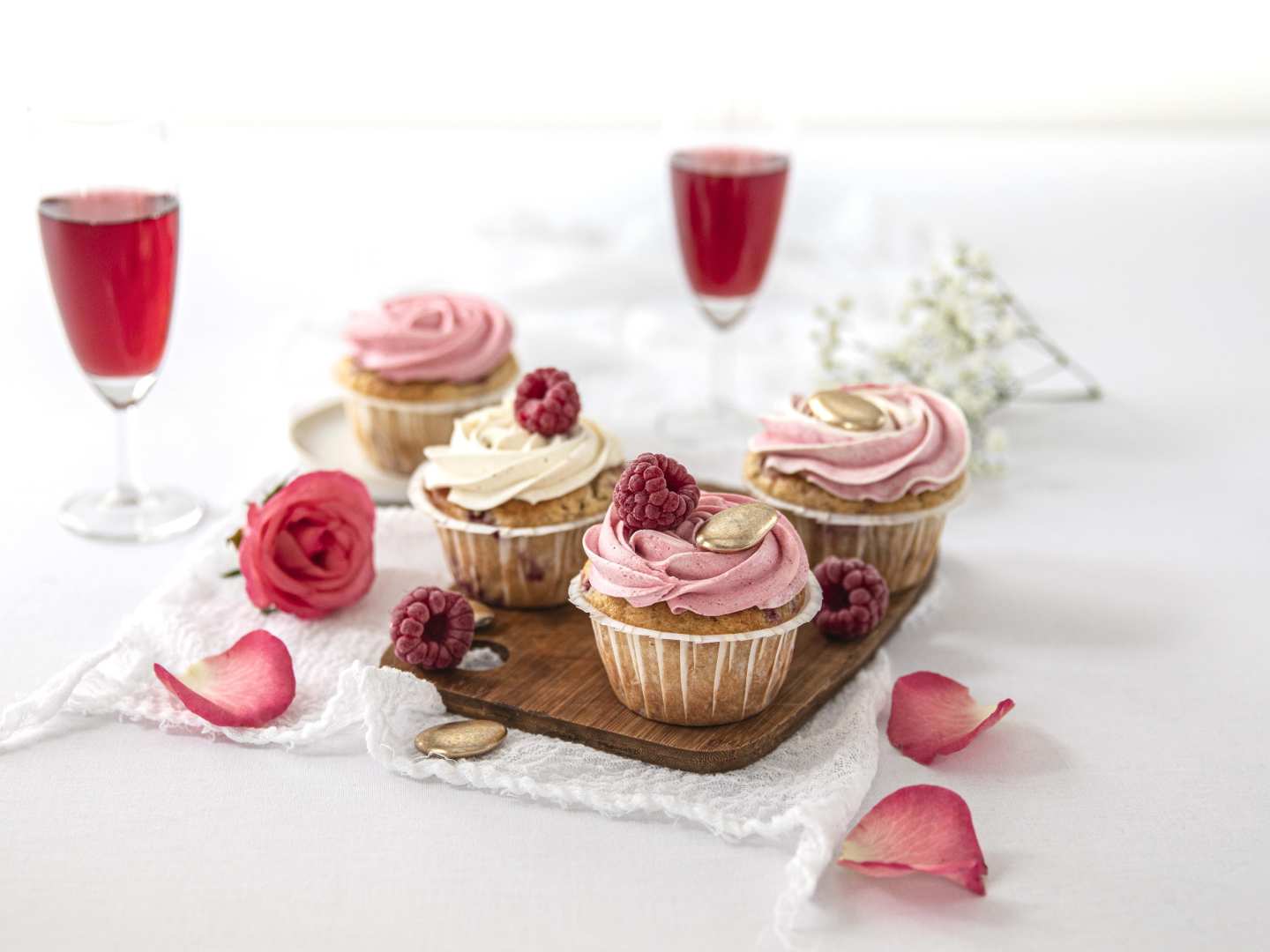 Vadelma-sitruunakuppikakut kuohuviinikuorrutteella