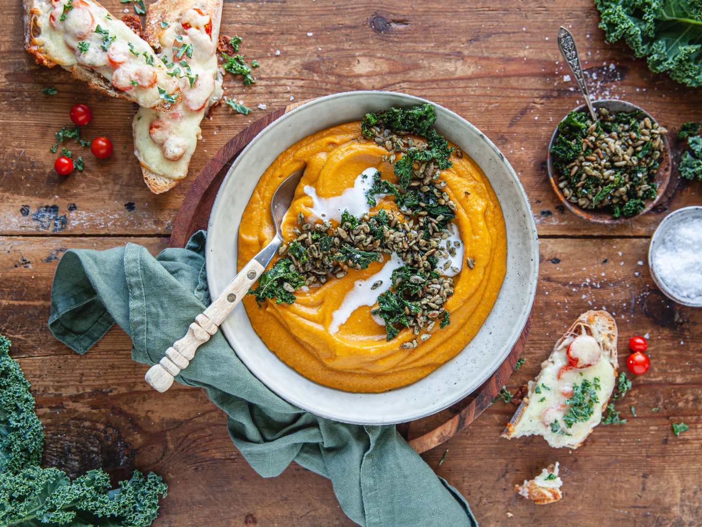 Sötpotatissoppa med ostgratinerad bröd.